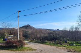 Građevinsko zemljište na mirnoj lokaciji, okolica Buzeta, Buzet, Terrain