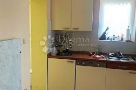 Grad Krk, apartman sa okućnicom 150 m od mora, Krk, Stan