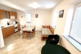 Krk, Soline, lijepi trosoban apartman veličine 73 m2, Dobrinj, Daire