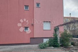 Kuća sa šest apartmana, Pirovac, Famiglia