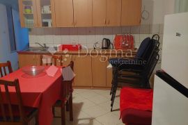 Kuća sa šest apartmana, Pirovac, Famiglia