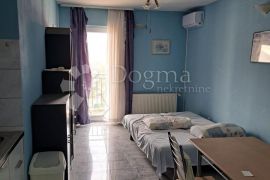 PROSTRANA KUĆA SA APARTMANIMA + POSLOVNI PROSTOR, Okrug, House