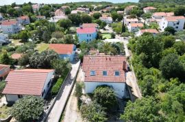 KUĆA SA 6 APARTMANA - KRK, Krk, Ev