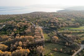 Otok Krk, Šilo -  Očišćeno, ravno poljoprivredno zemljište, buduće građevinsko, 600m do prekrasnih plaža, mora i supermarketa s pristupnim putem!, Dobrinj, Arazi