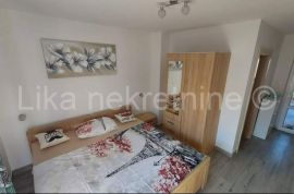 OTOČAC - Soba s kupatilom, balkon, terasa, parking, Otočac, Διαμέρισμα
