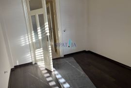 Opatija- strogi centar stan 64 m2 novouređen sa parkingom, Opatija, Flat