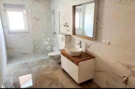 MODERNA NOVOGRADNJA 255 m2, Sesvete, بيت