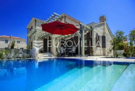 Istra, Ližnjan, prekrasna kamena kuća NKP 116m2 sa vrtom i bazenom, Ližnjan, Casa