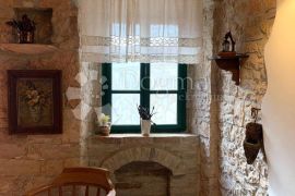 KRNICA – famozna kamena kuća samo 2 km od mora, Marčana, بيت