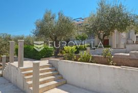 Drvenik Veliki, lijepa kuća s velikim dvorom i dodatno građevnom parcelom, Trogir - Okolica, House