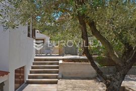 Drvenik Veliki, lijepa kuća s velikim dvorom i dodatno građevnom parcelom, Trogir - Okolica, House