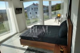 SNIŽENO-Vila sa bazenom 223 m2,P+1,okućnica 1540 m2,pogled na more, Raša, Σπίτι