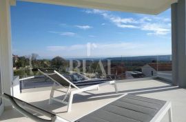 SNIŽENO-Vila sa bazenom 223 m2,P+1,okućnica 1540 m2,pogled na more, Raša, Kuća