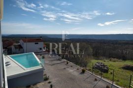 SNIŽENO-Vila sa bazenom 223 m2,P+1,okućnica 1540 m2,pogled na more, Raša, Kuća