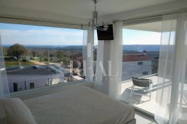 SNIŽENO-Vila sa bazenom 223 m2,P+1,okućnica 1540 m2,pogled na more, Raša, Maison