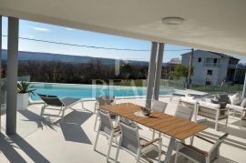 SNIŽENO-Vila sa bazenom 223 m2,P+1,okućnica 1540 m2,pogled na more, Raša, Casa