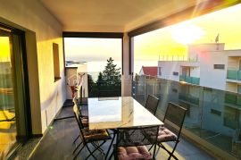 PREDIVNI PENTHOUSE SA GARAŽOM I ZASEBNIM APARTMANOM, Crikvenica, Flat