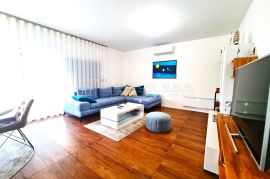 PREDIVNI PENTHOUSE SA GARAŽOM I ZASEBNIM APARTMANOM, Crikvenica, Διαμέρισμα