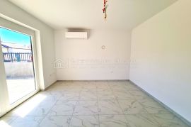 PRIZEMNI STAN SA KRASNOM TERASOM, Crikvenica, Appartement