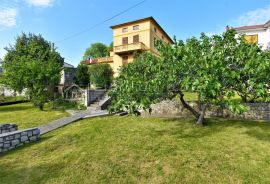 KUĆA U ŠIREM CENTRU GRADA SA OKUĆNICOM OD 1100m2, Novi Vinodolski, Kuća