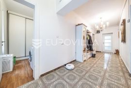 Zagreb, Kvatrić, odličan trosoban stan NKP 90 m2 + garaža, Zagreb, Apartamento