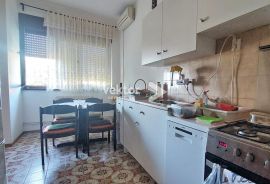 Marinići, etaža sa 430m2 okućnice, Viškovo, Appartement