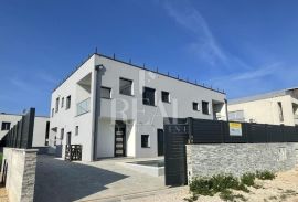 Top lokacija dvojna kuća sa bazenom Novigrad !, Novigrad, House