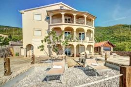 Senj, apartmanska villa 450 m2 s predivnim pogledom na more, Senj, Ev