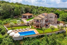 Istra, Tinjan - velebna istarska kamena villa na intimnoj lokaciji s bazenom 32 m2 i igraonicom, Tinjan, Gewerbeimmobilie