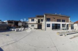 POSLOVNO STAMBENI OBJEKAT 1300M2, Trogir - Okolica, Propriété commerciale