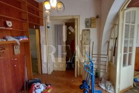 Prodaja stana za adaptaciju u vili na Krimeji 3S+DB 87 m2, Rijeka, Appartement