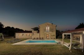Prekrasna istarska vila sa bazenom u toplom mediteranskom stilu, Žminj, Дом