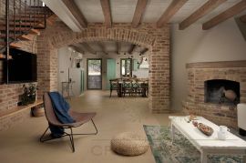 Prekrasna istarska vila sa bazenom u toplom mediteranskom stilu, Žminj, Kuća