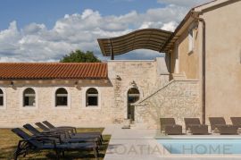 Prekrasna istarska vila sa bazenom u toplom mediteranskom stilu, Žminj, Дом