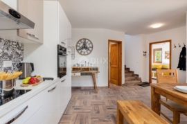 OTOK KRK, MALINSKA - Samostojeća kuća s bazenom, Malinska-Dubašnica, House