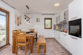 OTOK KRK, MALINSKA - Samostojeća kuća s bazenom, Malinska-Dubašnica, House