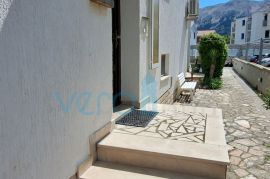 Baška, otok Krk, dvoetažni stan u prizemlju s velikom okučnicom, Baška, Wohnung