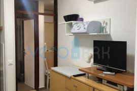 Baška, otok Krk, dvoetažni stan u prizemlju s velikom okučnicom, Baška, Apartamento