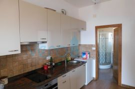 Malinska, kuća u nizu sa panoramskim pogledom na more, Malinska-Dubašnica, Appartement