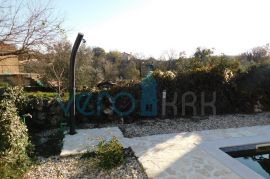 Dobrinj, otok Krk, okolica, autohtona kamena kuća sa bazenom i okućnicom, Dobrinj, Haus