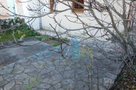 Dobrinj, otok Krk, okolica, autohtona kamena kuća sa bazenom i okućnicom, Dobrinj, بيت