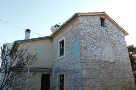 Dobrinj, otok Krk, okolica, autohtona kamena kuća sa bazenom i okućnicom, Dobrinj, Famiglia
