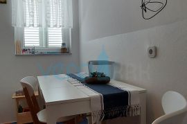 Malinska, okolica, apartman 28 m2 u prizemlju sa natkrivenim balkonom i pogledom na more, Malinska-Dubašnica, Flat