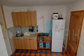 Malinska, okolica, apartman 28 m2 u prizemlju sa natkrivenim balkonom i pogledom na more, Malinska-Dubašnica, Stan