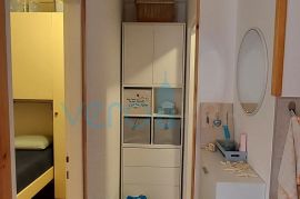 Malinska, okolica, apartman 28 m2 u prizemlju sa natkrivenim balkonom i pogledom na more, Malinska-Dubašnica, Appartement