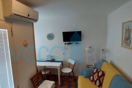 Malinska, okolica, apartman 28 m2 u prizemlju sa natkrivenim balkonom i pogledom na more, Malinska-Dubašnica, Διαμέρισμα