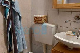 Malinska, okolica, apartman 28 m2 u prizemlju sa natkrivenim balkonom i pogledom na more, Malinska-Dubašnica, Διαμέρισμα