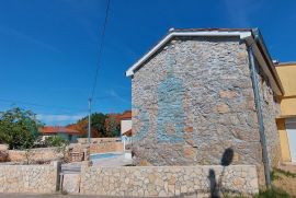 Otok Krk, Dobrinj, okolica, renovirana kamena kuća s bazenom, Dobrinj, Famiglia