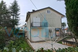 Malinska, samostojeća kuća 250 m2, sa 5 apartmana i pogledom na more, Malinska-Dubašnica, Casa