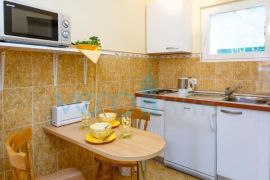 Malinska, samostojeća kuća 250 m2, sa 5 apartmana i pogledom na more, Malinska-Dubašnica, Casa